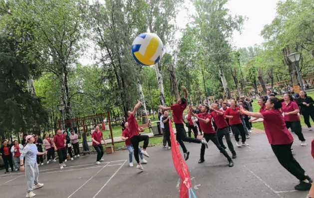 人在一起叫聚會(huì)，心在一起叫團(tuán)隊(duì)，工作日全力以赴，嗨皮時(shí)熱情奔放！一起成長(zhǎng)，一路向上，未來(lái)可期！